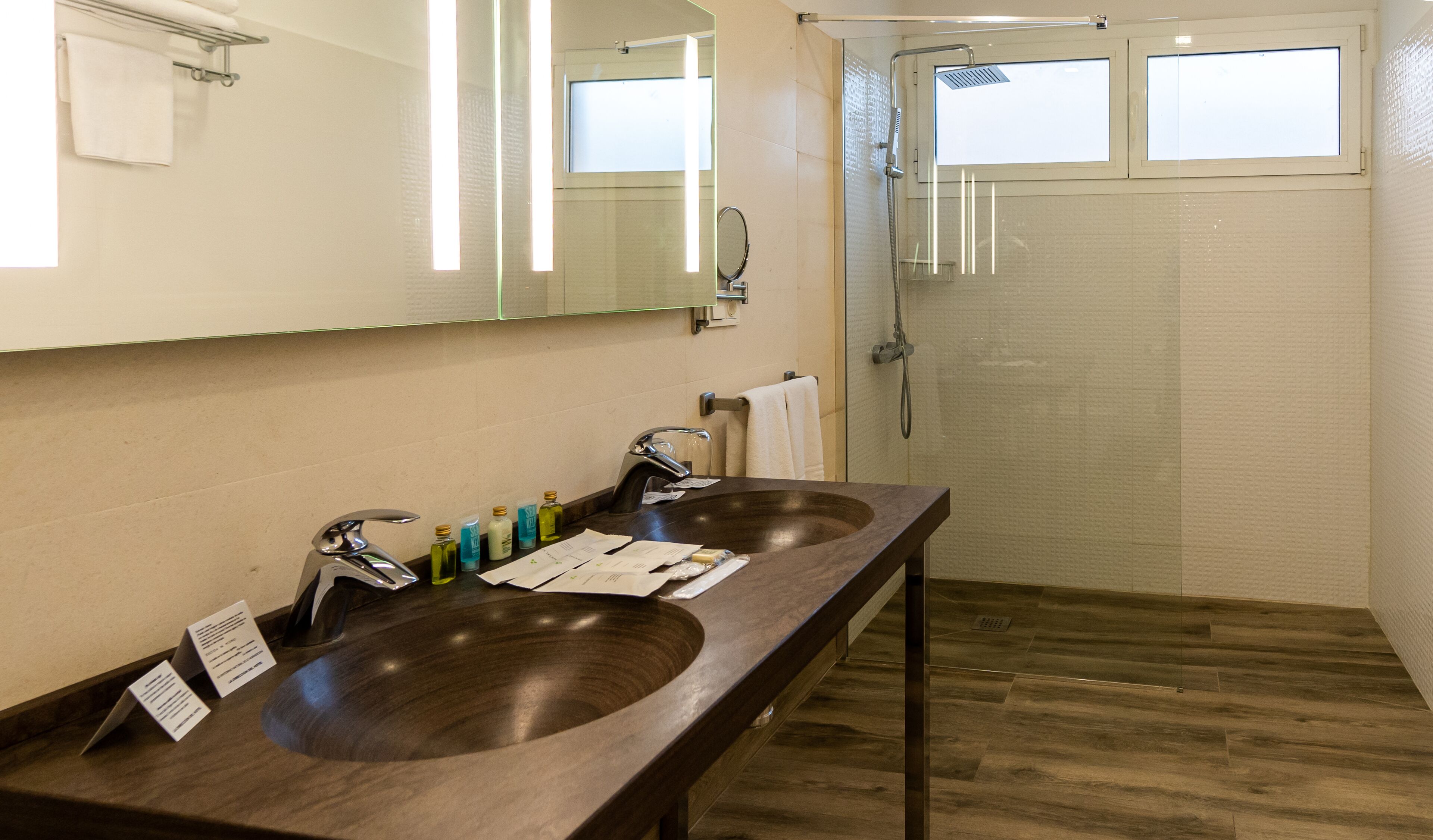junior suite | bathroom | shower, free toiletries, hair dryer, towels
