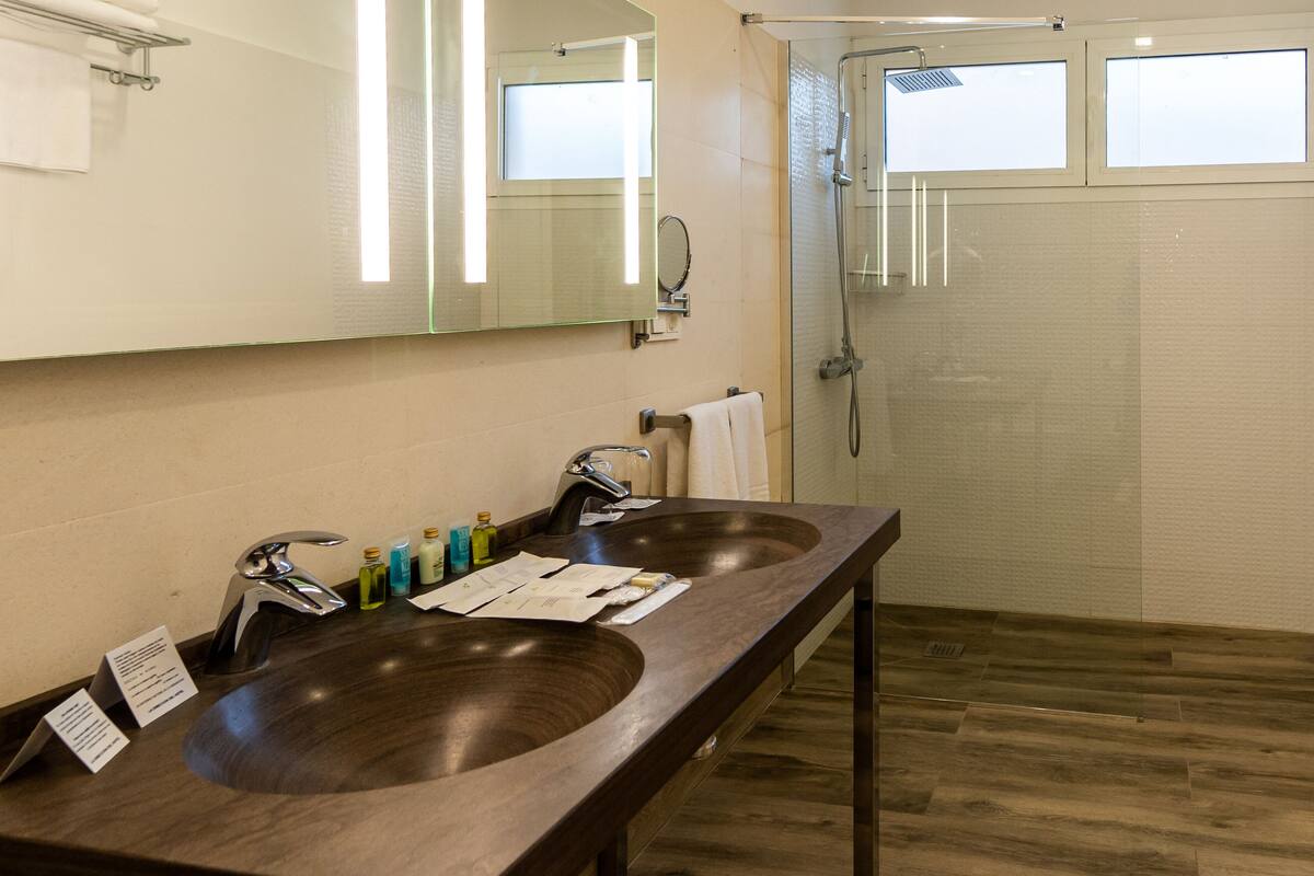 junior suite | bathroom | shower, free toiletries, hair dryer, towels