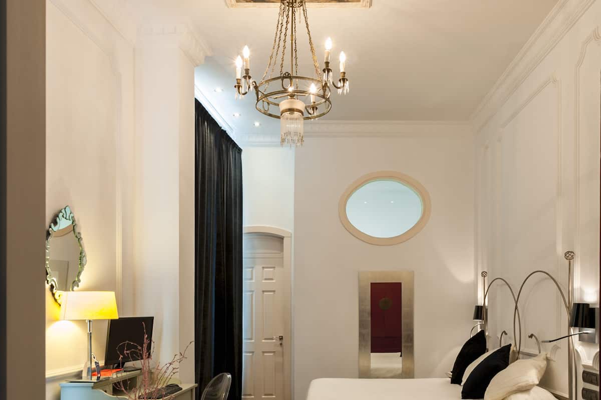 Junior suite | Luxe beddengoed, een minibar, een kluis op de kamer, een bureau