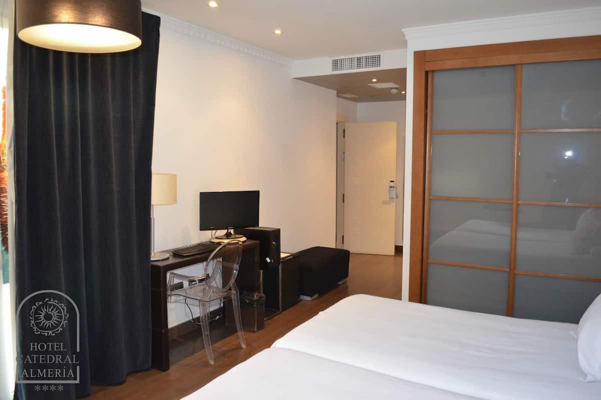 Phòng đôi Tiêu chuẩn (Interior) | Bộ đồ giường cao cấp, minibar, két bảo mật tại phòng, bàn 