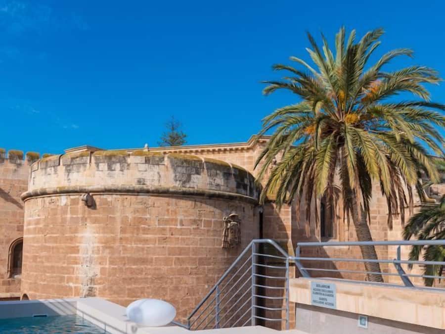 Alberca al aire libre por temporada y sombrillas en la alberca