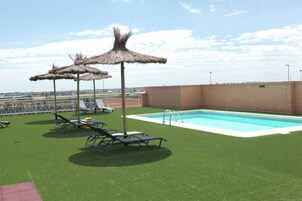 Una piscina al aire libre