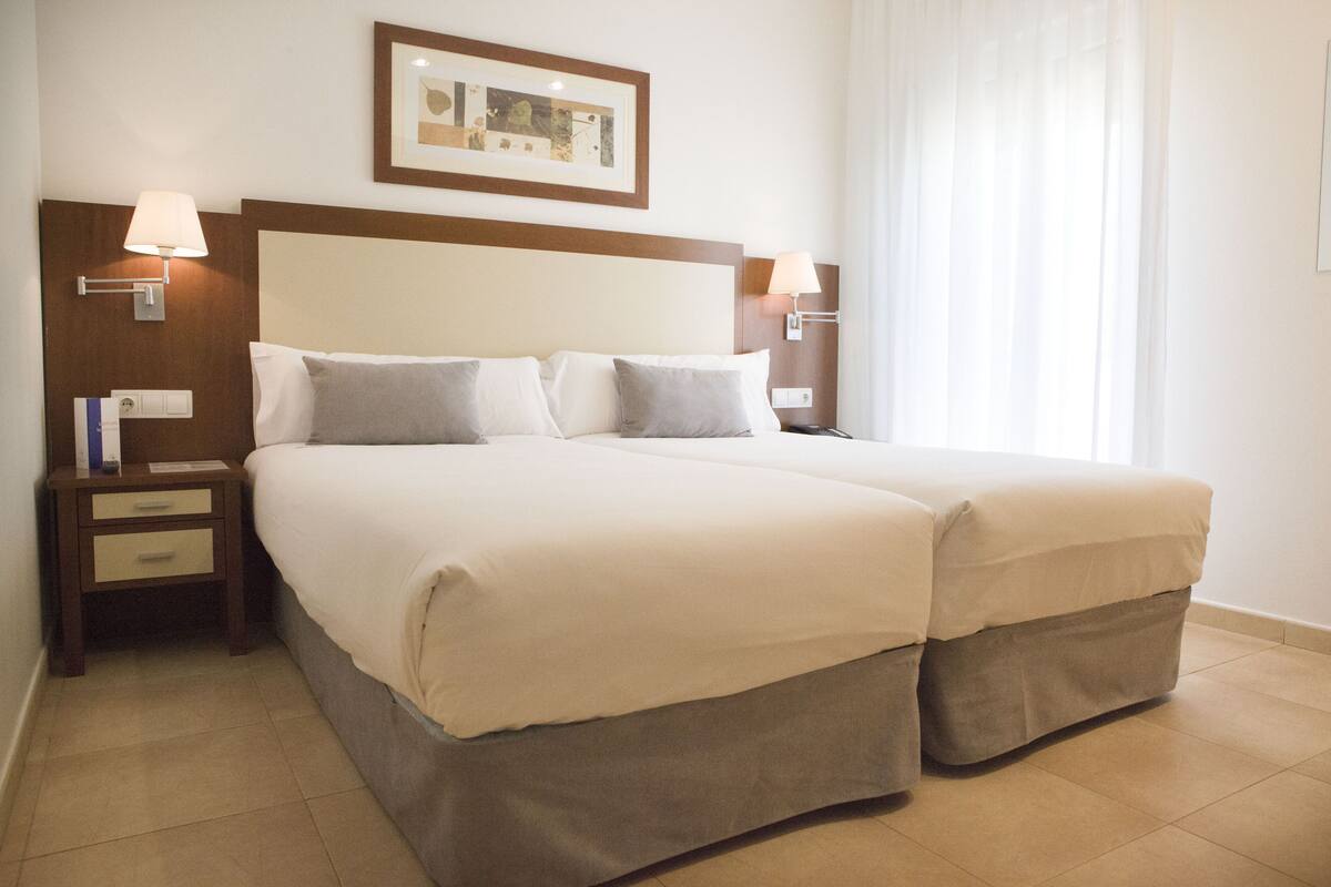Ropa de cama de alta calidad, caja fuerte, escritorio y cortinas opacas