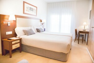 Ropa de cama de alta calidad, caja fuerte, escritorio y cortinas opacas