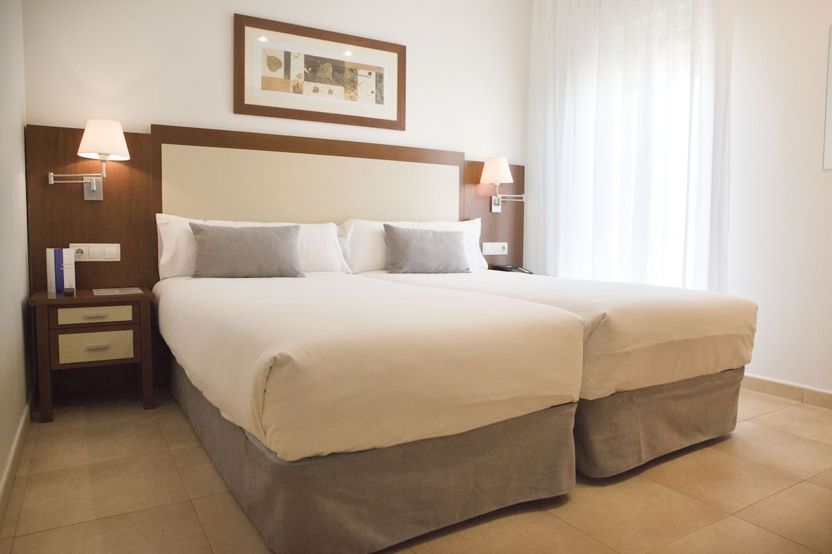 Ropa de cama de alta calidad, caja fuerte, escritorio y cortinas opacas