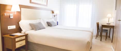 Ropa de cama de alta calidad y caja de seguridad en la habitación