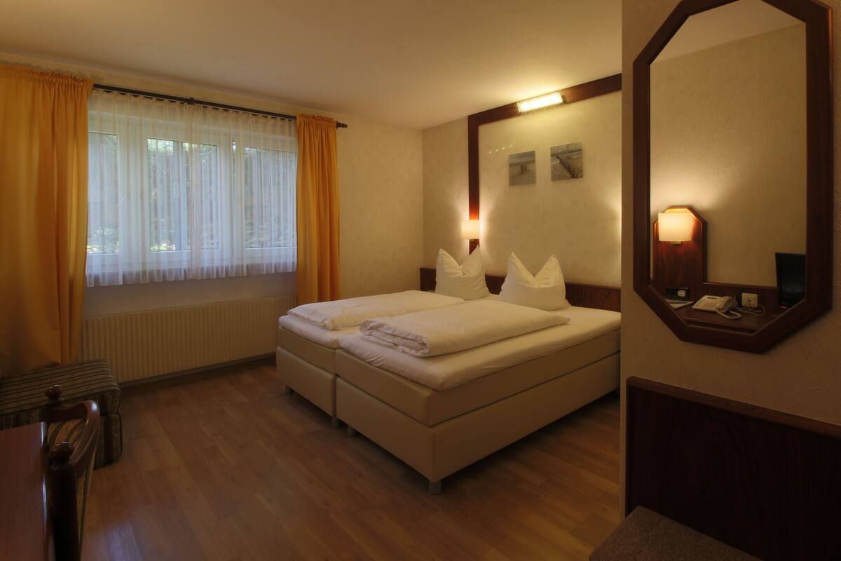 Rom – comfort (4 P. , in Guest House) | Dundyner, skrivebord, skrivebord for bærbar PC og blendingsgardiner