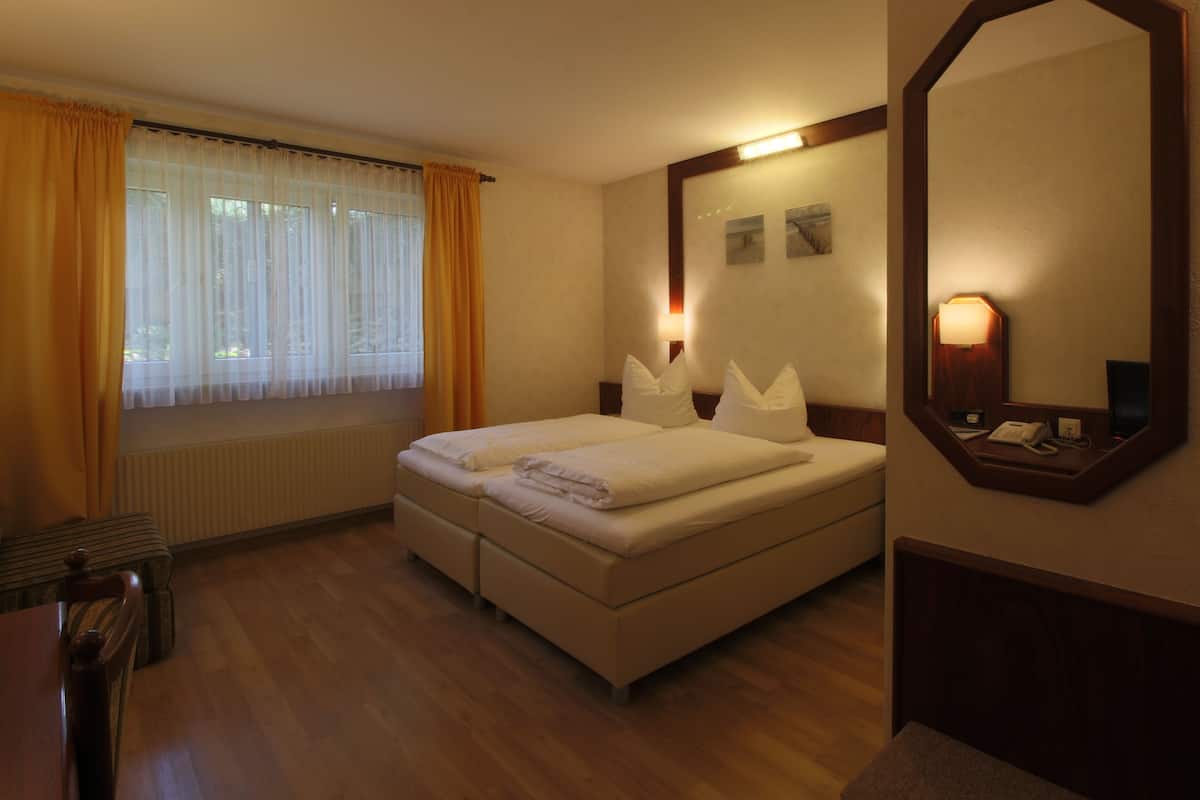 1 bedroom, down duvets, desk, laptop workspace