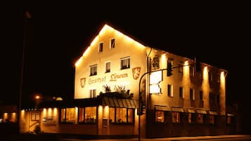 Fassade der Unterkunft – Abend/Nacht