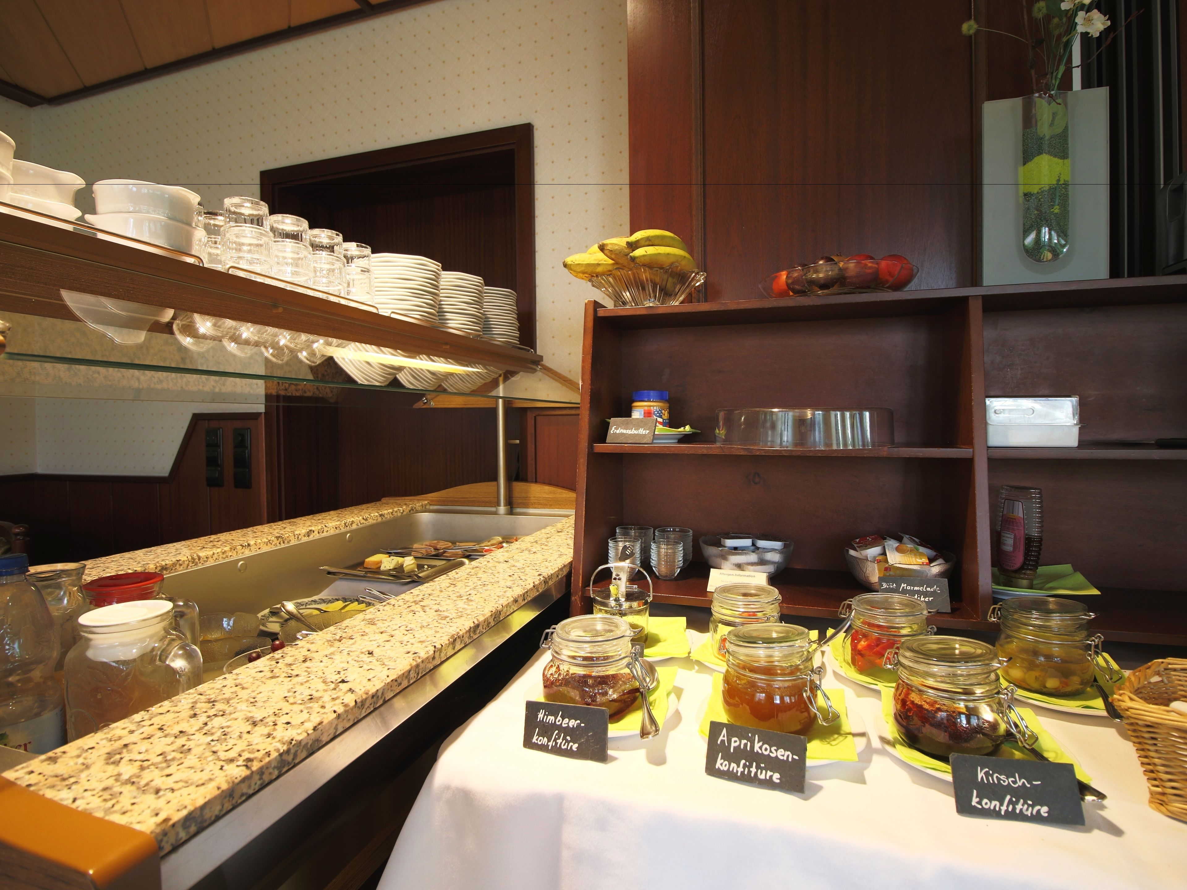 Zona de buffet amb diferents aliments i condiments.
