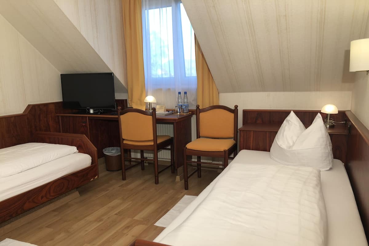 Tomannsrom – classic (in Guest House) | Dundyner, skrivebord, skrivebord for bærbar PC og blendingsgardiner