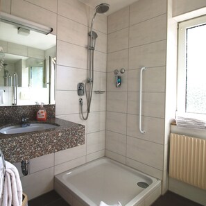 Rainfall showerhead, free toiletries, hair dryer, towels - Hotel-Restaurant &  Gästehaus Löwen (Suessen)