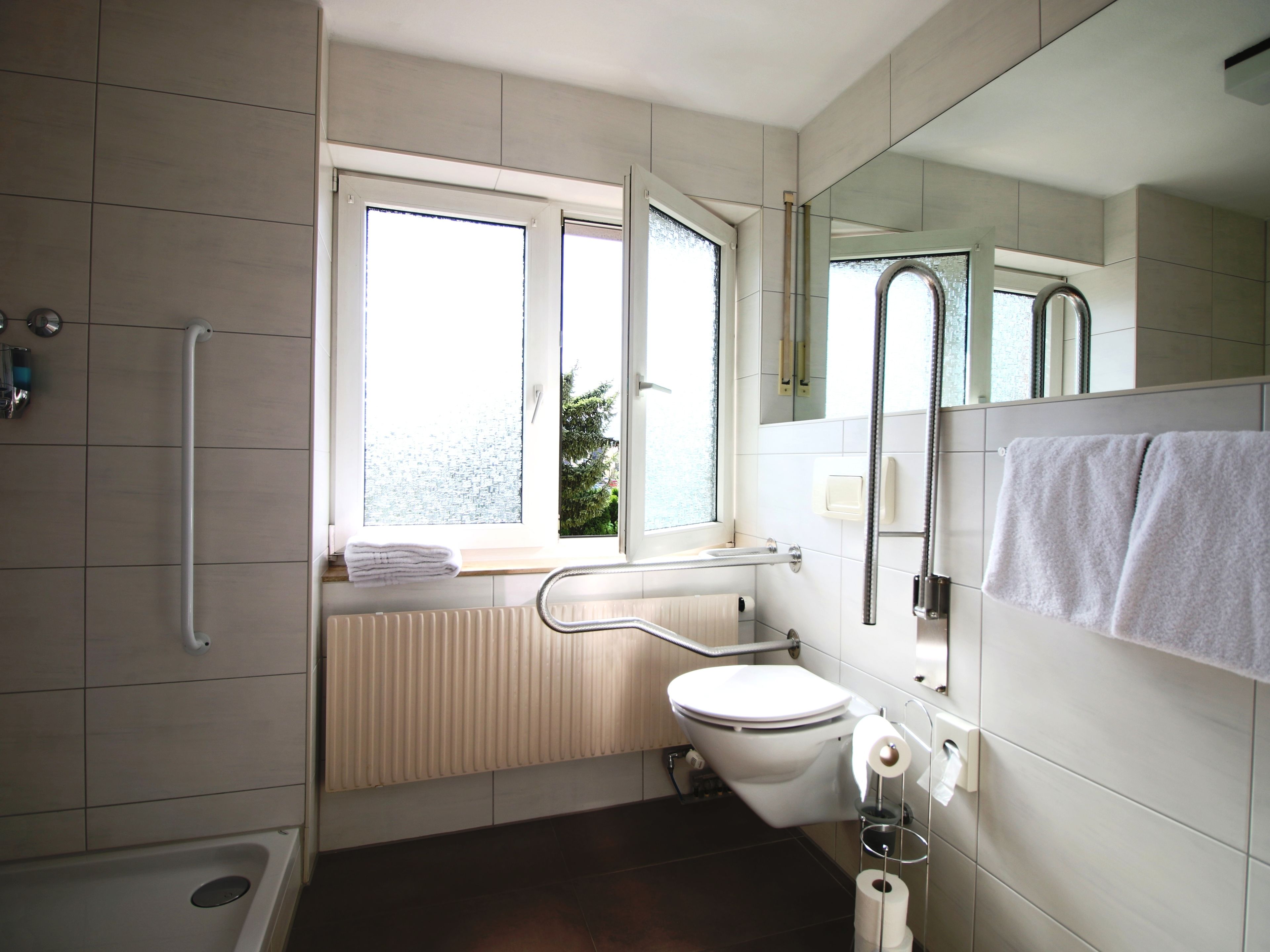 rainfall showerhead, free toiletries, hair dryer, towels