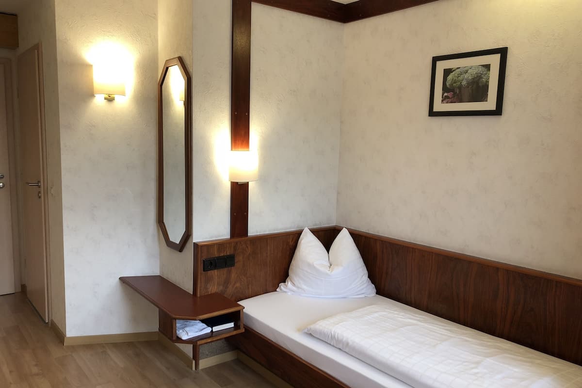 1 bedroom, down duvets, desk, laptop workspace