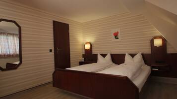 1 bedroom, down duvets, desk, laptop workspace