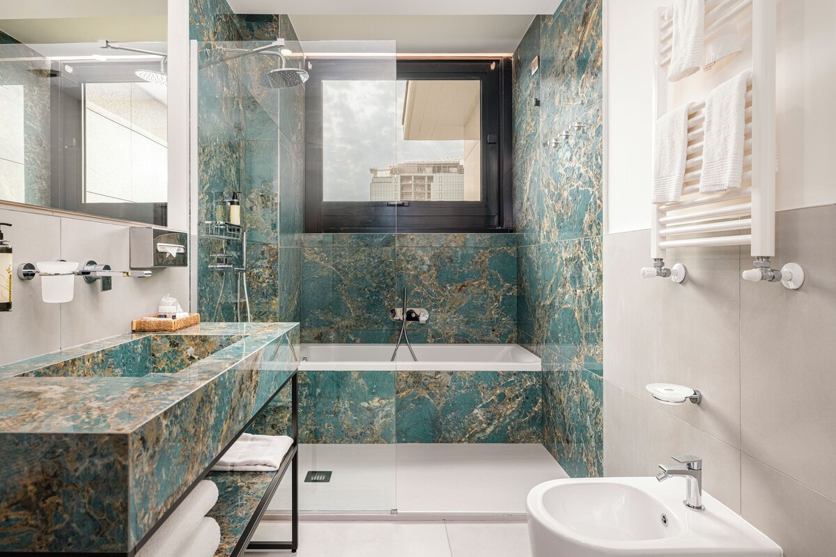 Habitación triple panorámica | Baño | Artículos de higiene personal gratuitos, secador de pelo y zapatillas