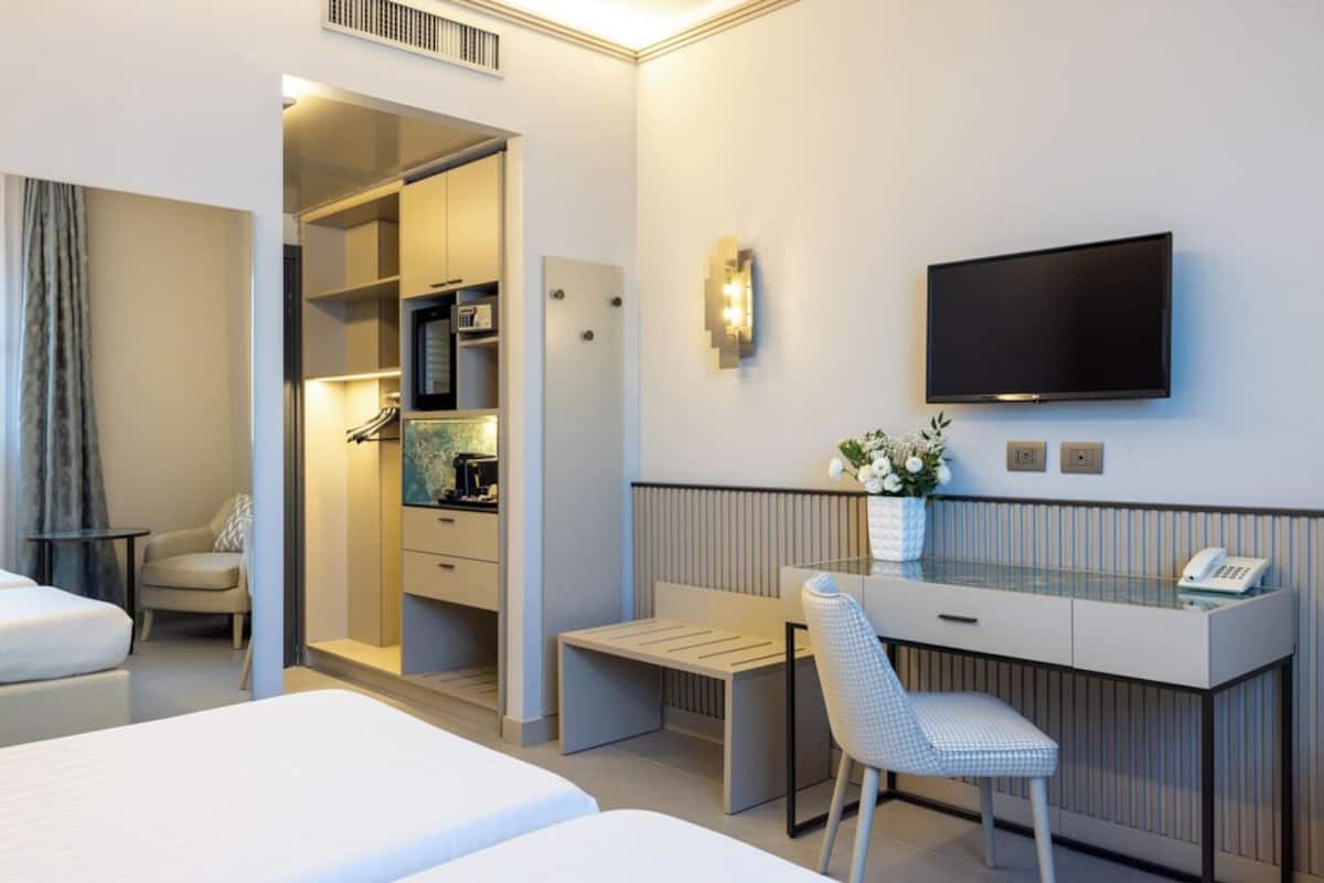 Camera Exclusive con 2 letti singoli | Biancheria da letto di alta qualità, copriletto in piuma, minibar