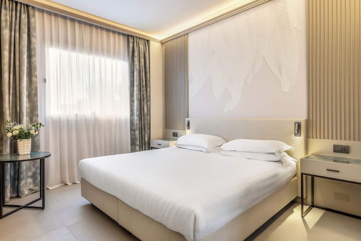 Premium bedding, down duvets, minibar, in-room safe
