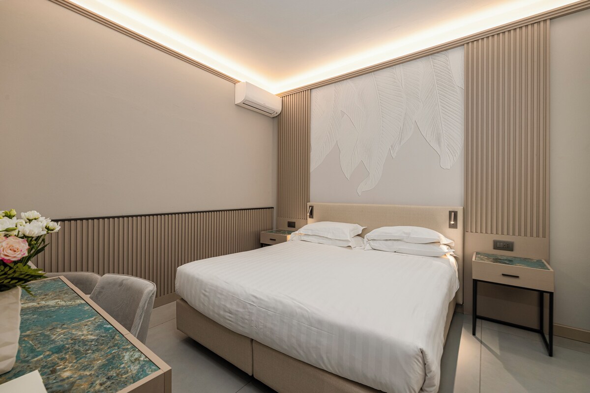  Loft básico, 2 habitaciones, baño compartido (en la terraza, una planta con la escalera) | Ropa de cama de alta calidad, edredones de plumas, minibar y caja fuerte