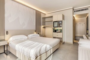 Quarto quádruplo exclusivo | Roupas de cama premium, edredons de pluma, frigobar, cofres nos quartos