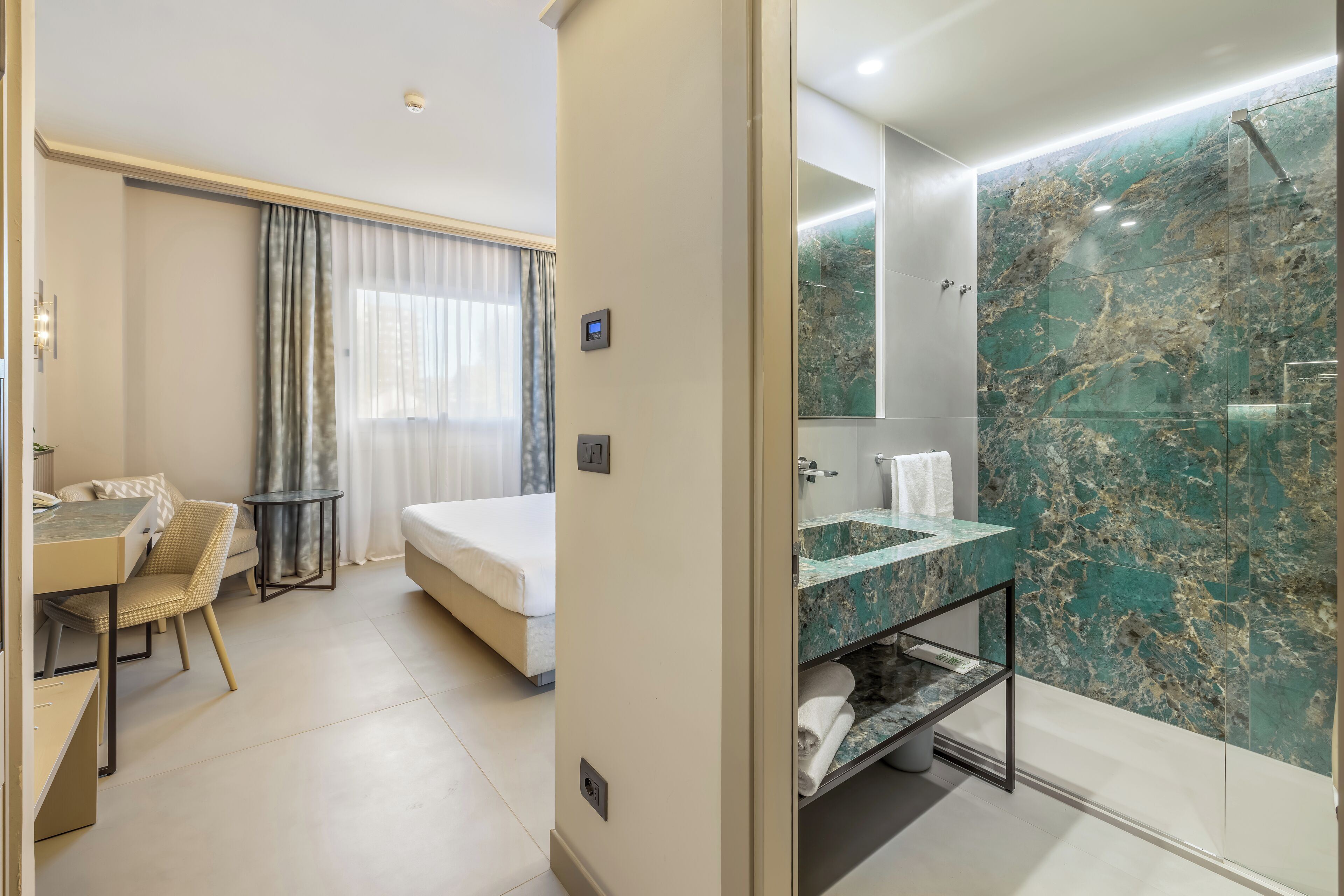 Luxe beddengoed, donsdekens, een minibar, een kluis op de kamer