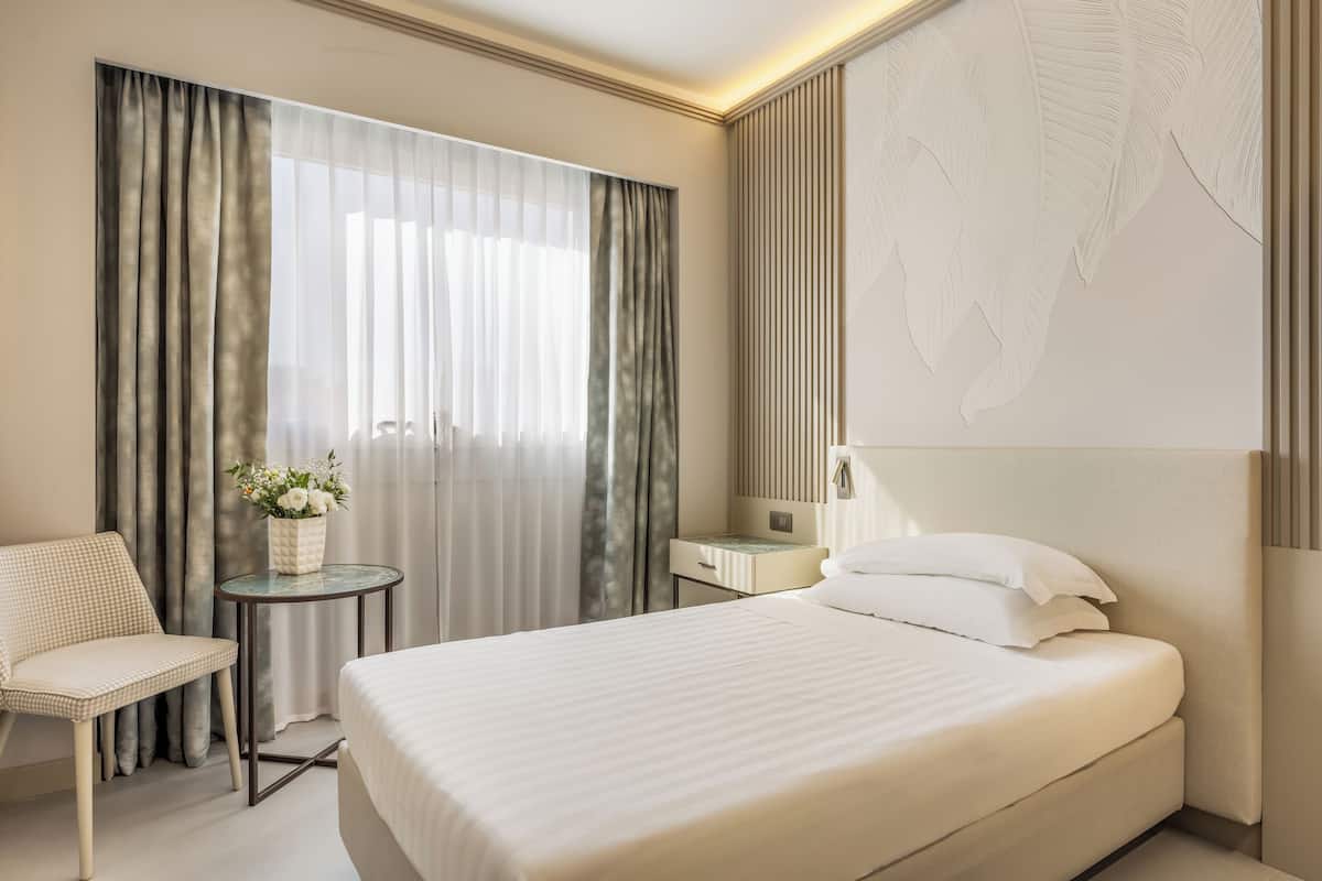 Singola Exclusive, 1 letto a una piazza e mezza | Biancheria da letto di alta qualità, copriletto in piuma, minibar