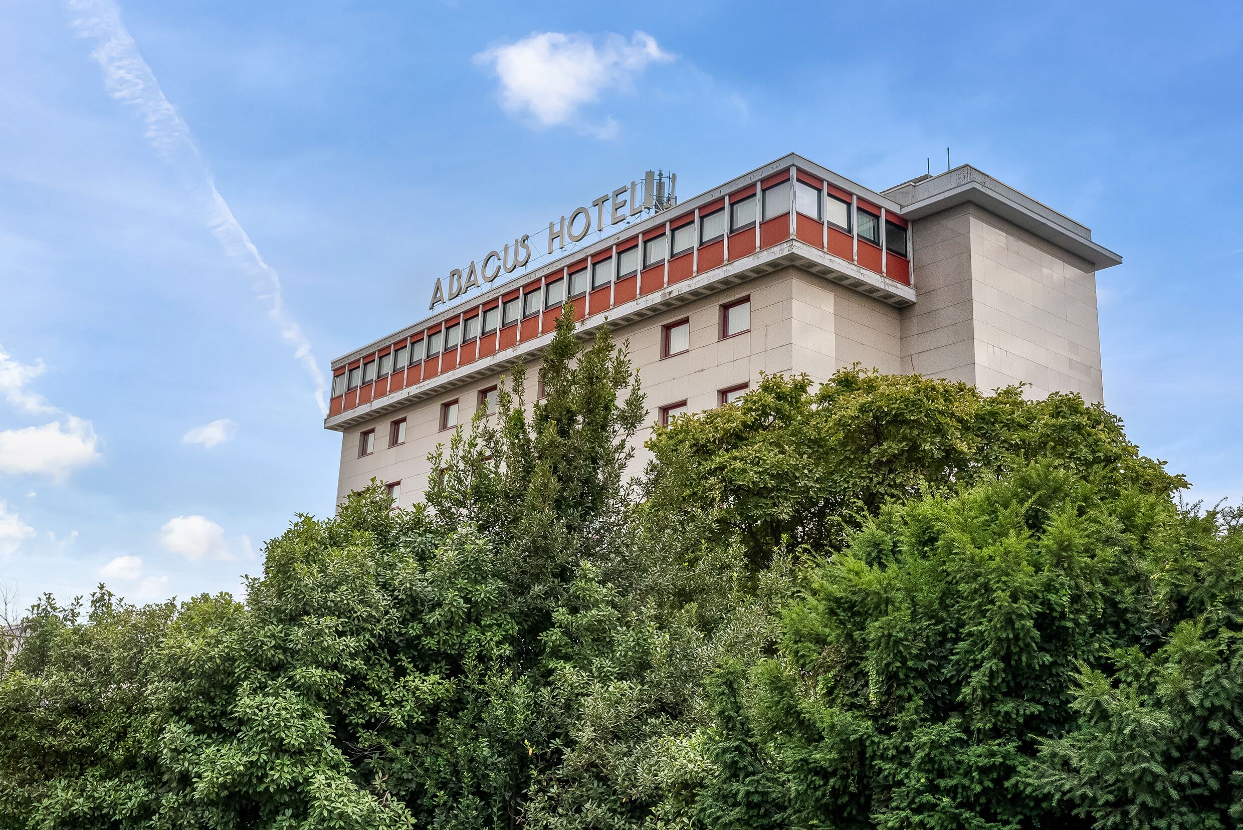 Un edificio di un hotel con la scritta 'ABACUS HOTEL' sulla facciata.