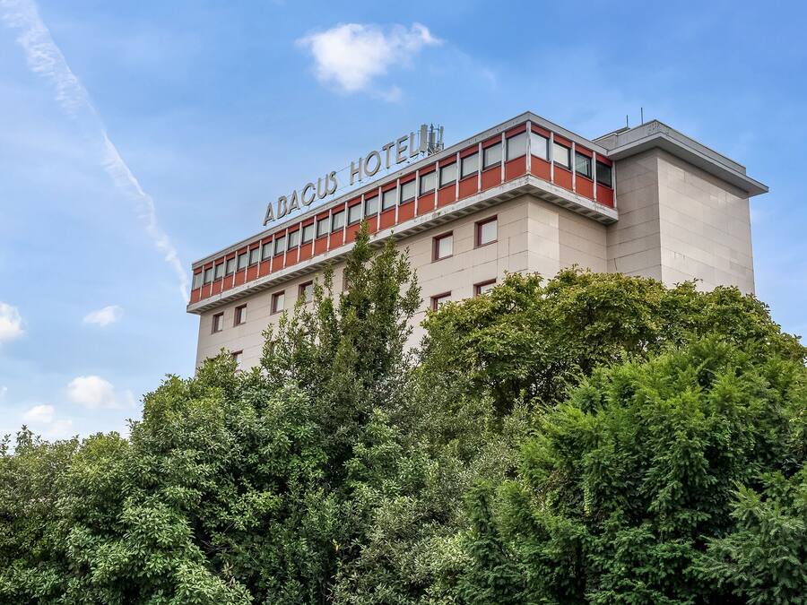 Un edificio di un hotel con la scritta 'ABACUS HOTEL' sulla facciata.