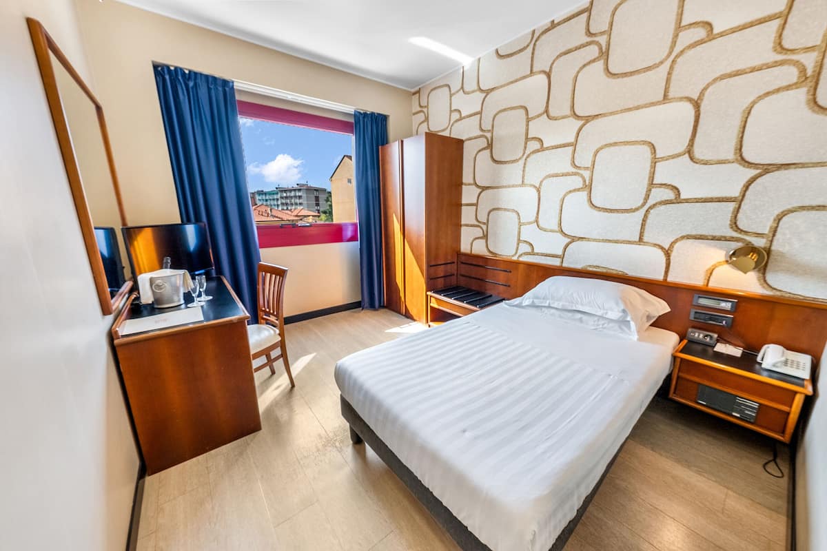 Chambre Simple Classique, 1 grand lit 1 place