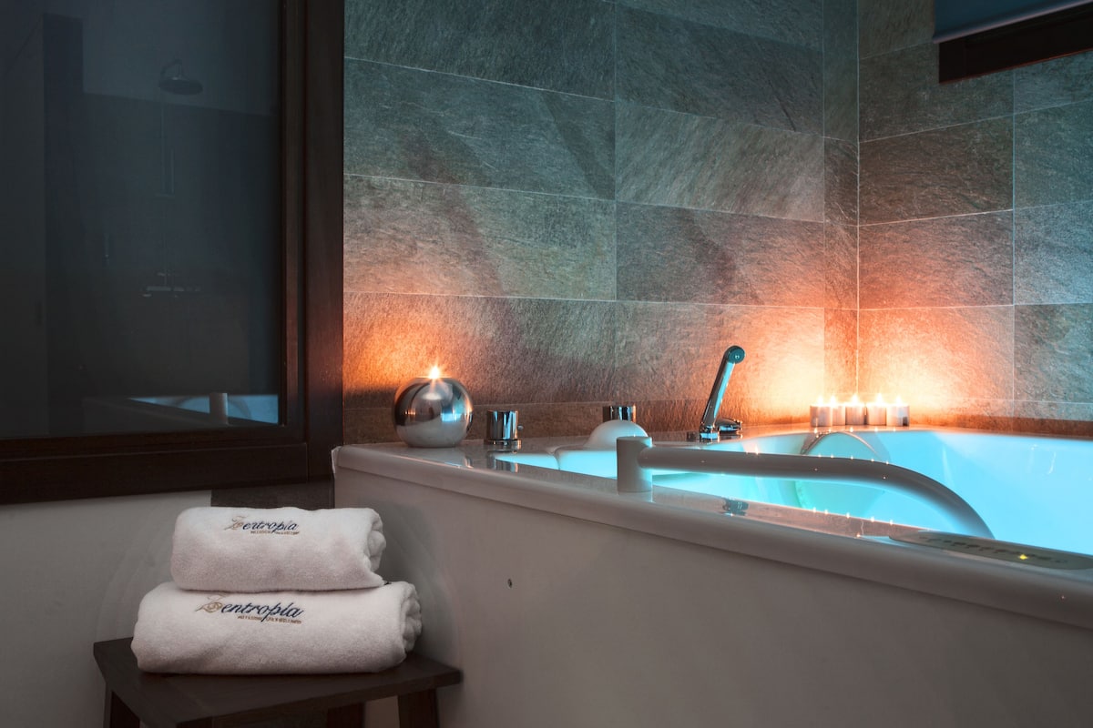 sauna, hot tub, steam room, turkish bath/hammam, body treatments