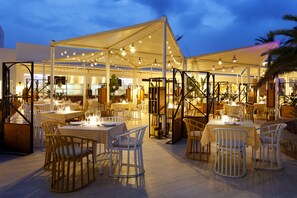 8 間餐廳;供應早餐、午餐、晚餐;地中海菜