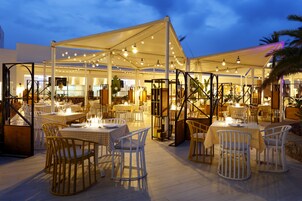 8 restaurantes; se sirven desayunos, almuerzos y cocina mediterránea 