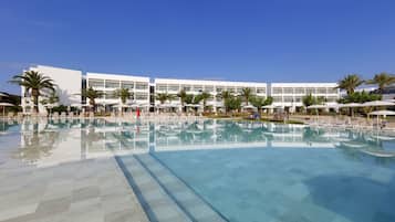 4 buitenzwembaden, parasols voor strand/zwembad