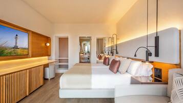 Suite, pemandangan kebun | Seprai premium, busa memori, minibar, dan brankas