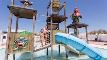 4 buitenzwembaden, parasols voor strand/zwembad