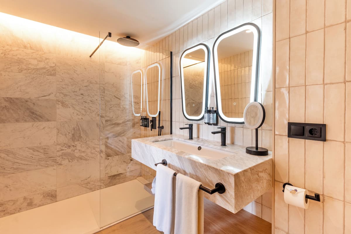 suite, garden view | bathroom | shower, rainfall showerhead, free toiletries, hair dryer