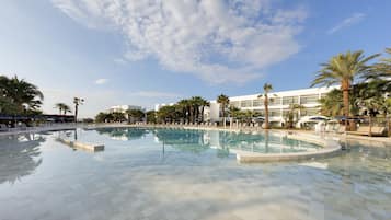 4 piscine all'aperto, ombrelloni da piscina, lettini