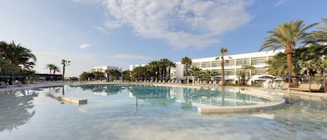 4 outdoor pools, open 10:00 AM to 6:00 PM, pool umbrellas, pool loungers