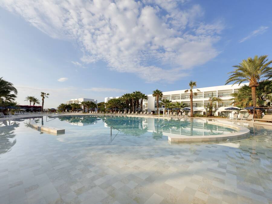 4 outdoor pools, open 10:00 AM to 6:00 PM, pool umbrellas, pool loungers