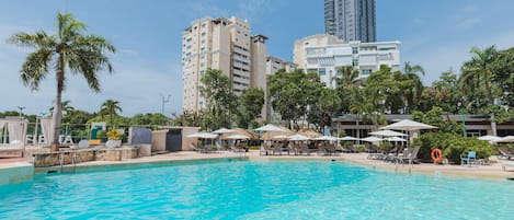 2 piscines extérieures, cabanons gratuits, parasols de plage