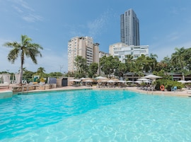 2 piscinas al aire libre, camas de piscina gratis, sombrillas