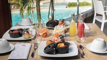 Daily buffet breakfast (USD 20 per person)