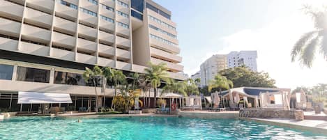 2 piscinas al aire libre, camas de piscina gratis, sombrillas