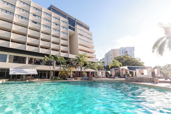 2 kolam renang outdoor, dengan cabana gratis dan payung kolam renang