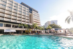 2 piscines extérieures, cabanons gratuits, parasols de plage