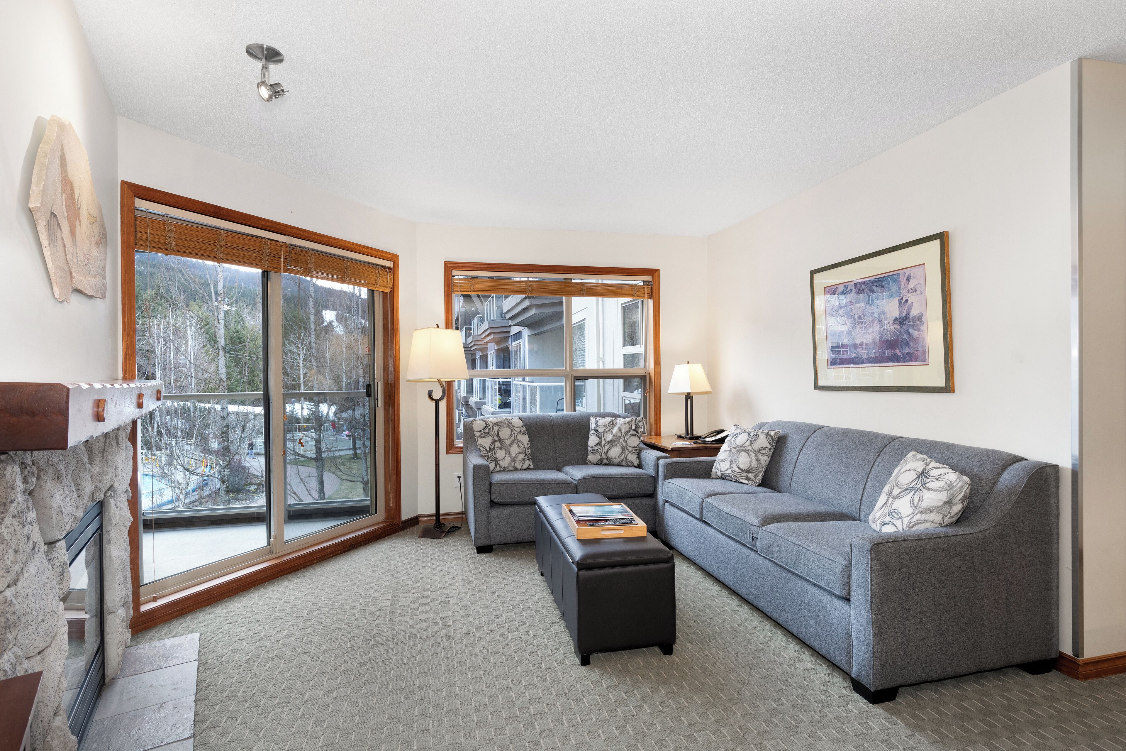 Condo, 2 habitaciones (Unit 368) | Área de sala de estar | Televisión de 32 pulgadas con canales por cable y chimenea 