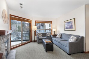 Condo, 2 habitaciones (Unit 368) | Ćrea de sala de estar | Televisión de 32 pulgadas con canales por cable y chimenea