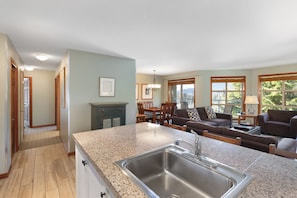 Condo, 2 habitaciones (Unit 411) | Cocina privada | Refrigerador con congelador, microondas, horno y parrilla de estufa