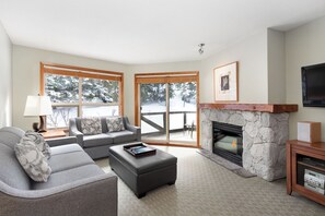 Apartment, 2 Schlafzimmer (Unit 247) | Wohnbereich | 32-Zoll-Fernseher mit Kabelempfang, Kamin, DVD-Player