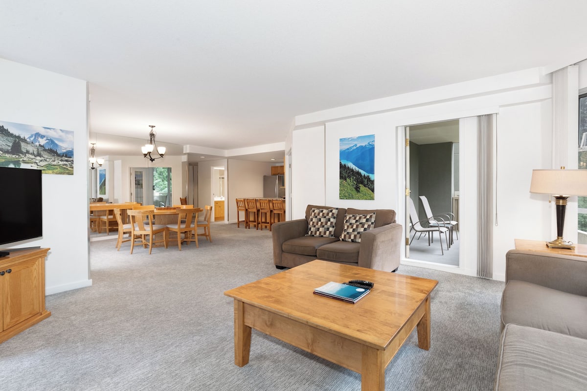 Condo, 3 Bedrooms (Unit 201) | Living area | 52-inch Smart TV with cable channels, fireplace